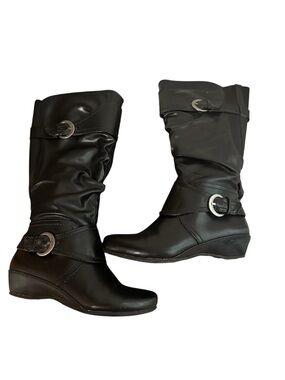 Yuu Black Mid-Calf Wedge Boots with Buckle Straps